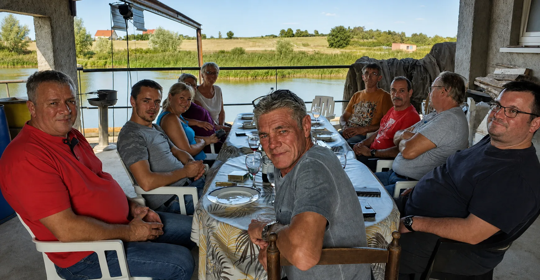 Accueil sur une terrasse avec vue sur le plan d'eau